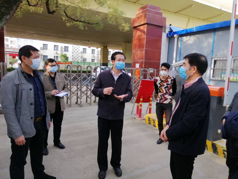 卢意文副局长(中)到我校到校检查指导新型冠状病毒肺炎疫情防控工作