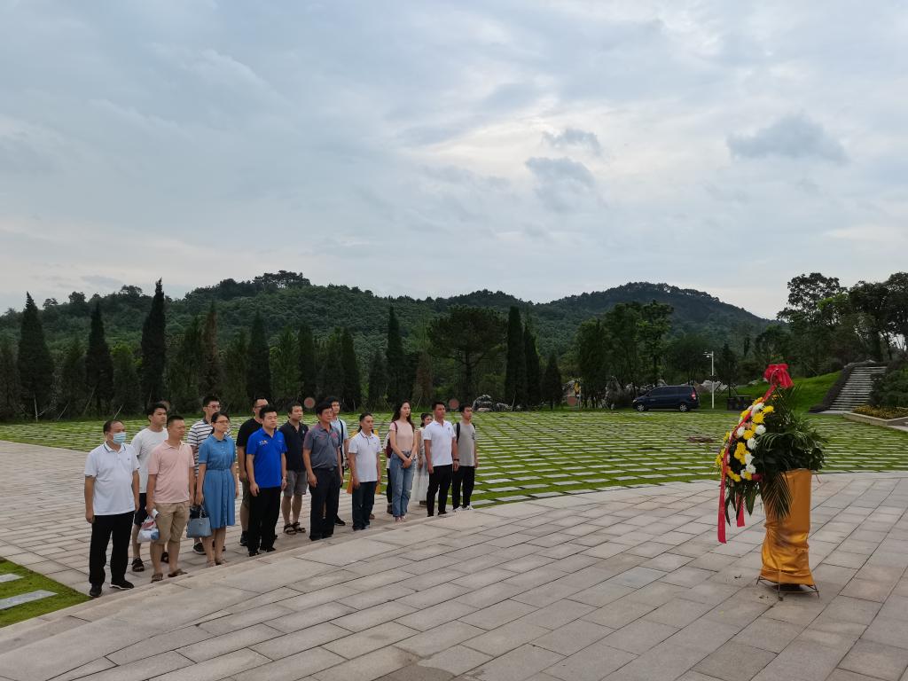 向革命烈士敬献花篮