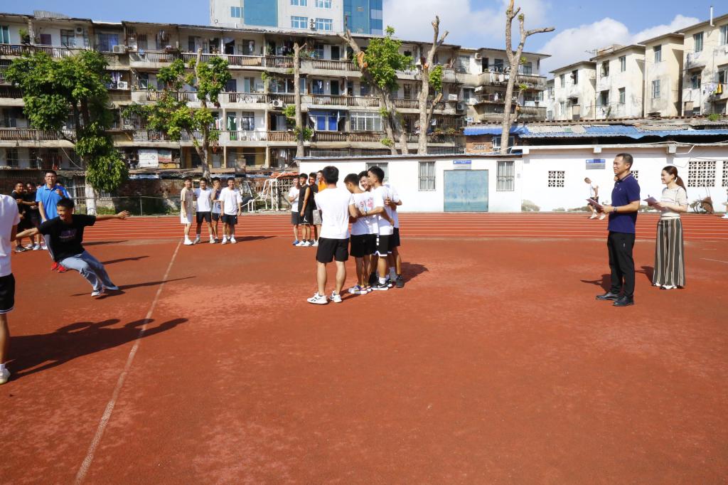 学校纪检书记罗黎造检查体育与教育学院教师课堂教学情况