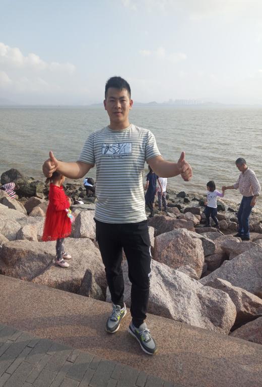 吴长健 男,汉族,共青团员,17级体教16班,现任校学生会学习部副部长,本人积极向上,乐于助人,爱交朋友。座右铭:人生的道路没有平坦的,就像人的心电图一样,如果完全是平坦的人生就没有什么意义。