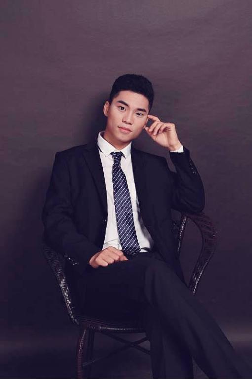 崔峻源,男,汉族,广西容县,预备党员,体育产业与传媒系2017级体育运营与管理2班,现任校学生会社会实践部副部长。座右铭:不要做一个只会羡慕别人的人,你要做的是一个让别人羡慕你的人。