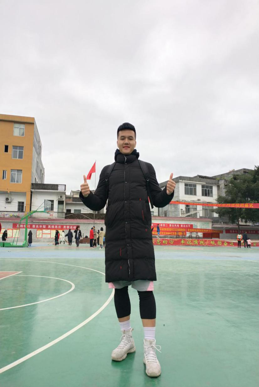 韦 涛,男,壮族,共青团员,17级体教10班,现任体育部部长,本人工作认真负责、踏实肯干、具有较强的团体协作精神和独立的工作能力有很强的责任心和工作干劲,不惧挑战。有一定的亲和力及管理能力,思维灵活,反映快,接收工作、执行能力强。座右铭:现在是用来努力,将来是用来回忆的。