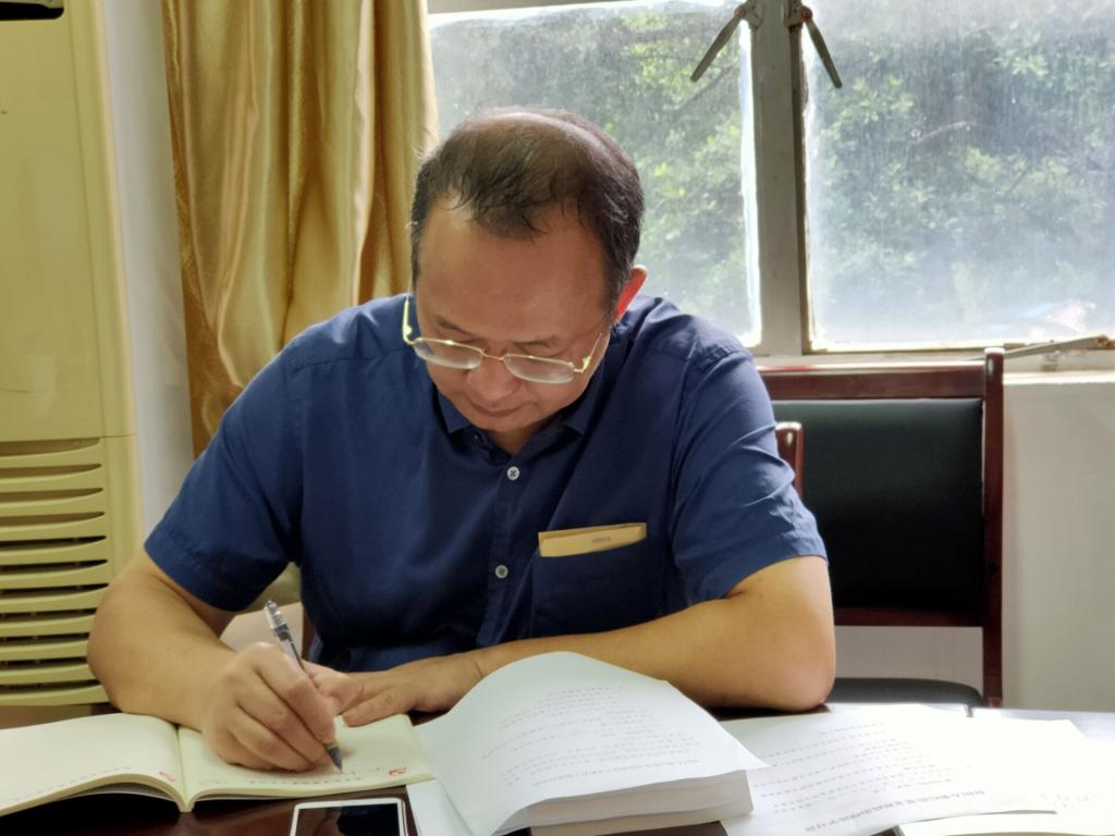 学校副校长覃世东同志交流学习体会