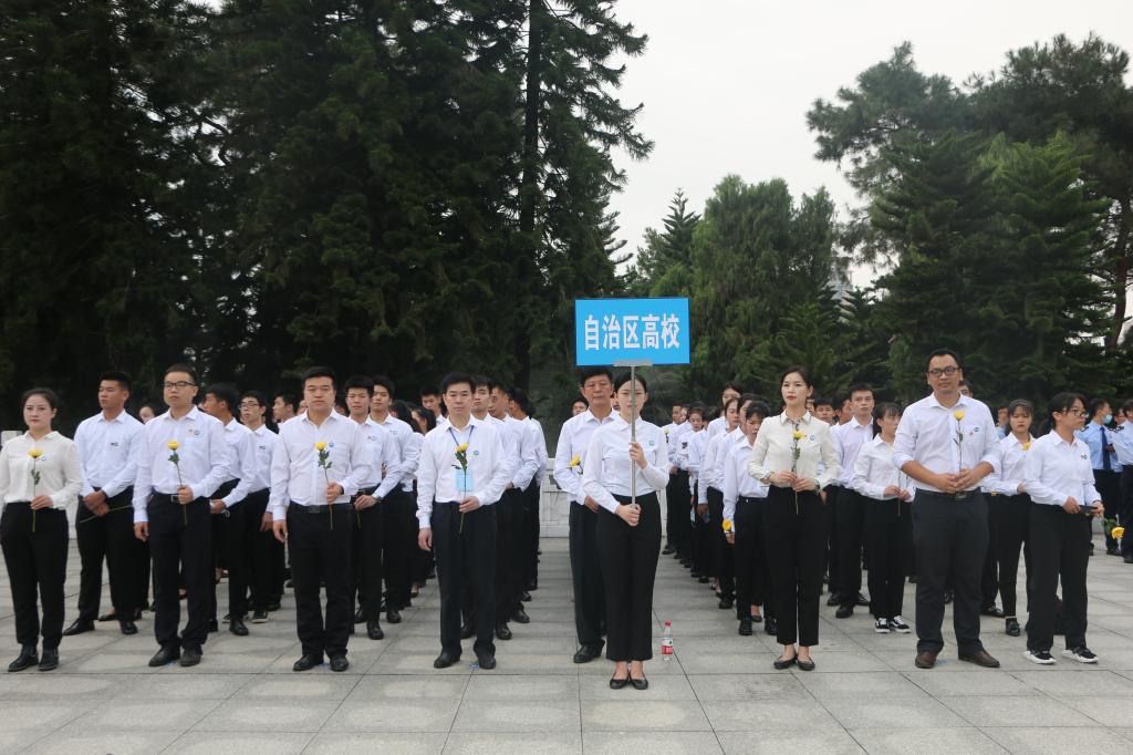 我校师生代表参加烈士纪念日公祭活动