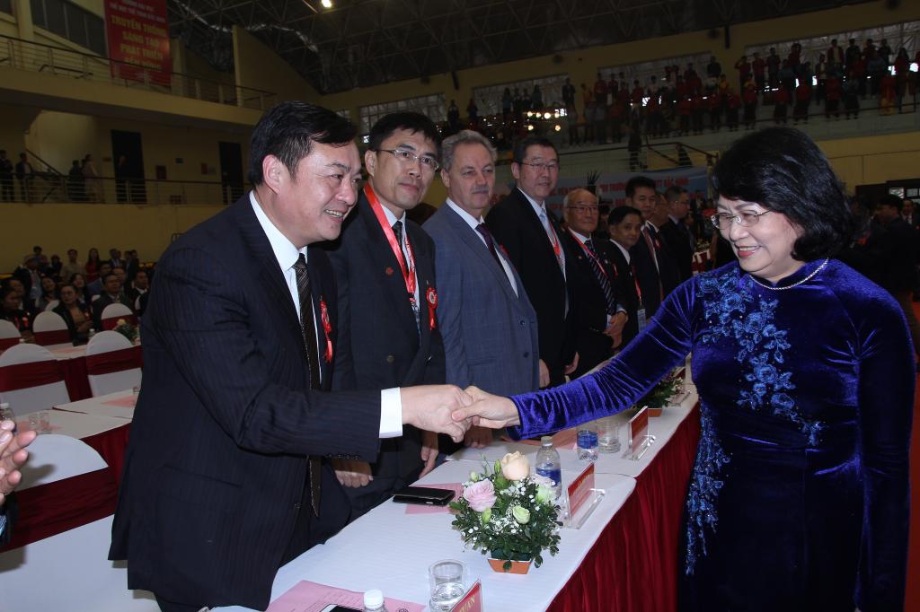越南国家副主席邓氏玉盛与我校邱团副校长亲切握手问好
