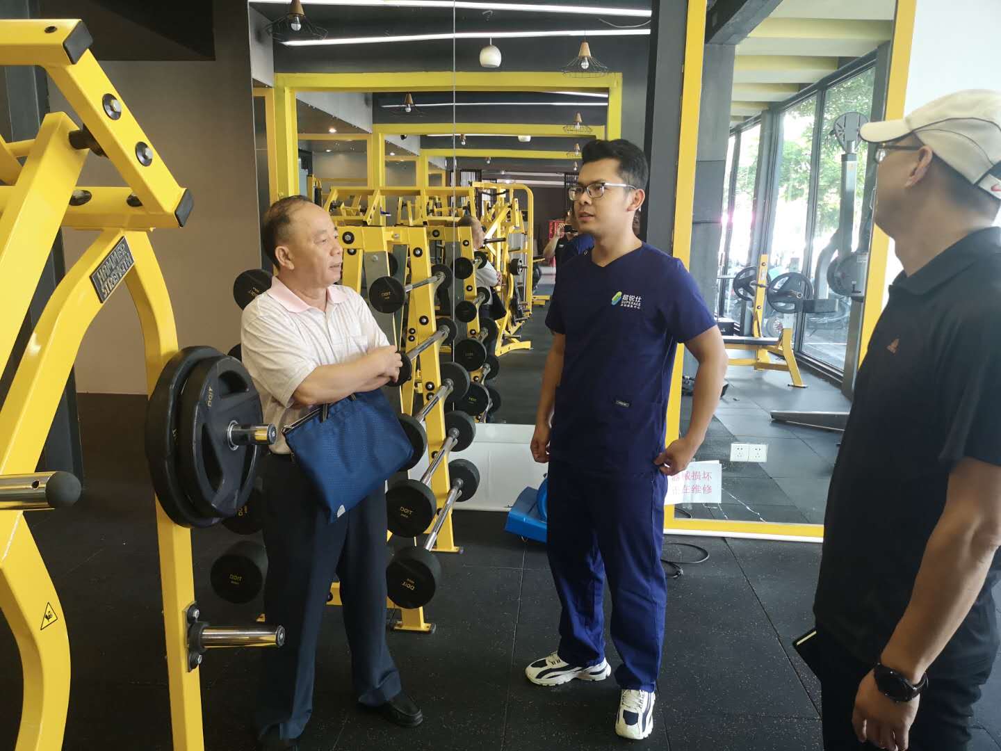 覃杨彬副校长一行与超锐仕运动康复中心负责人会谈
