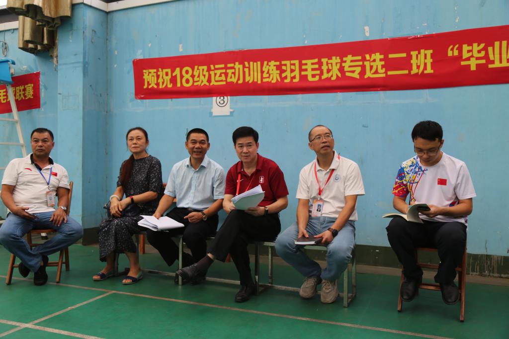 周璋斌书记带队认真观看教师授课
