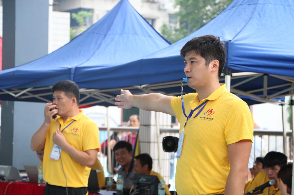 我校黄绍华老师正在执裁