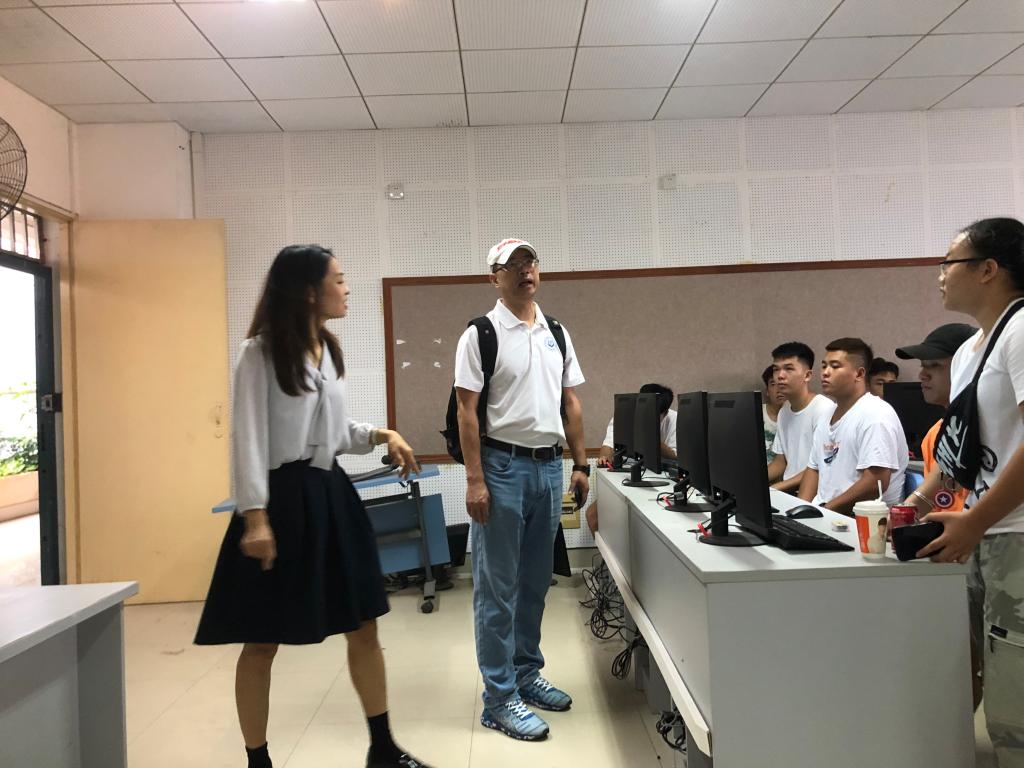 教务处领导课间对授课进行点评