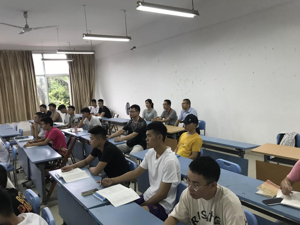 学院领导在《平法识图与钢筋模型算量》课堂听看课