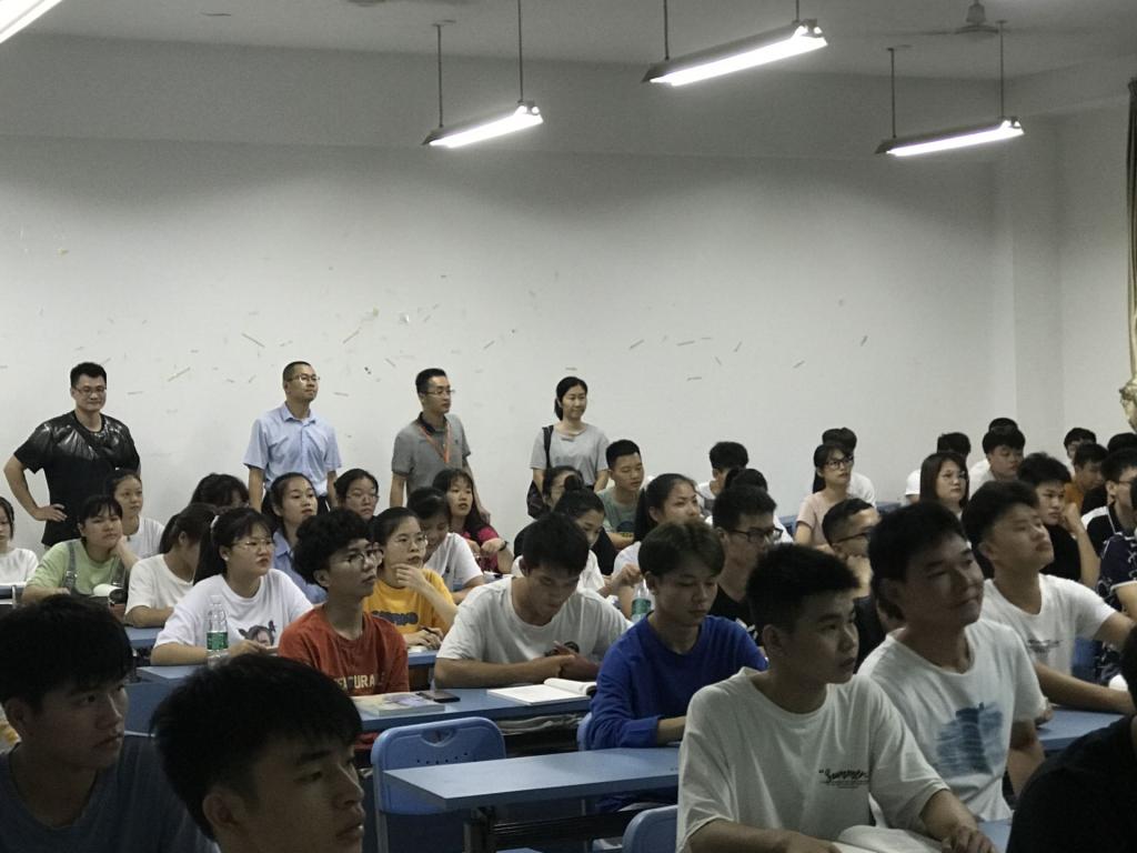 学院领导听看课现场