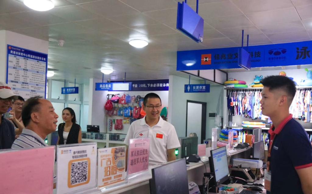 覃杨彬副校长询问实习生的工作状况