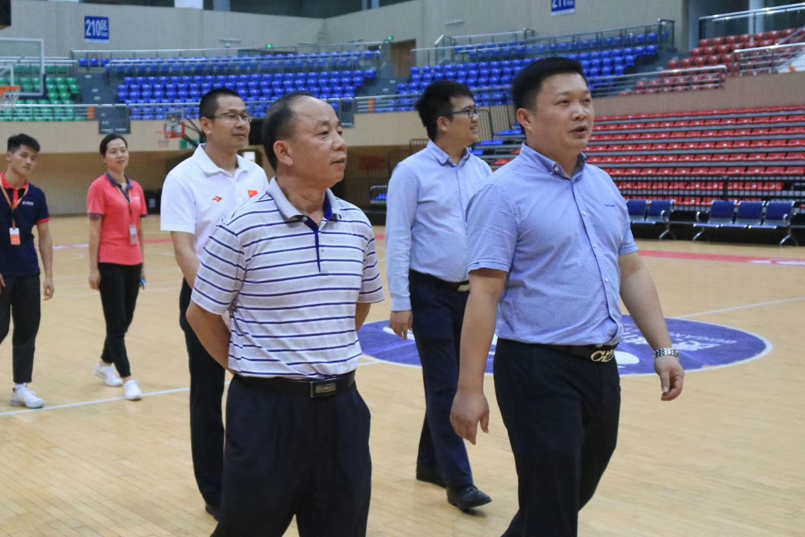 覃杨彬副校长参观多功能体育馆