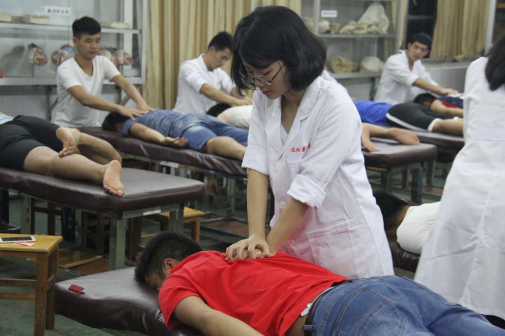 学生为我校训练队同学进行训练后的放松