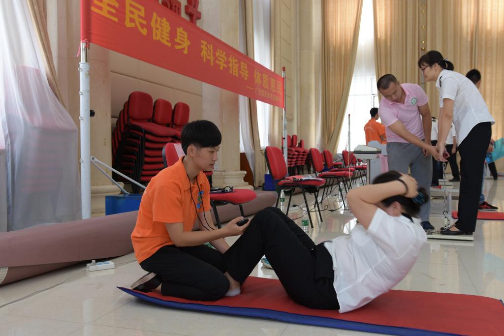 学生参加国民体质监测活动