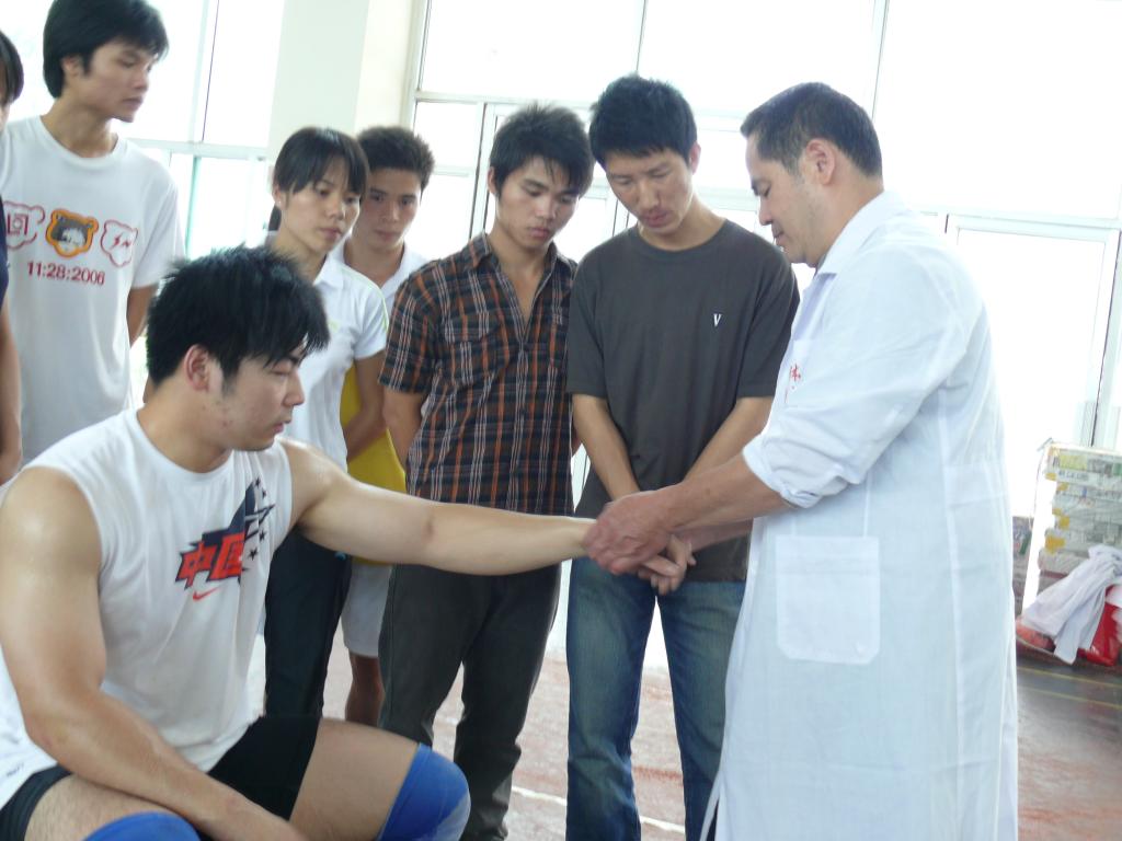白宗谋老师为奥运冠军陆永进行康复治疗