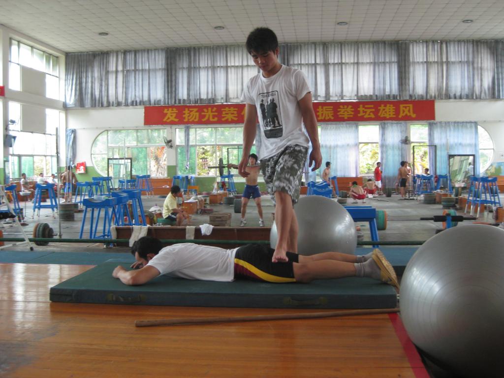 学生为广西队运动员训练后放松