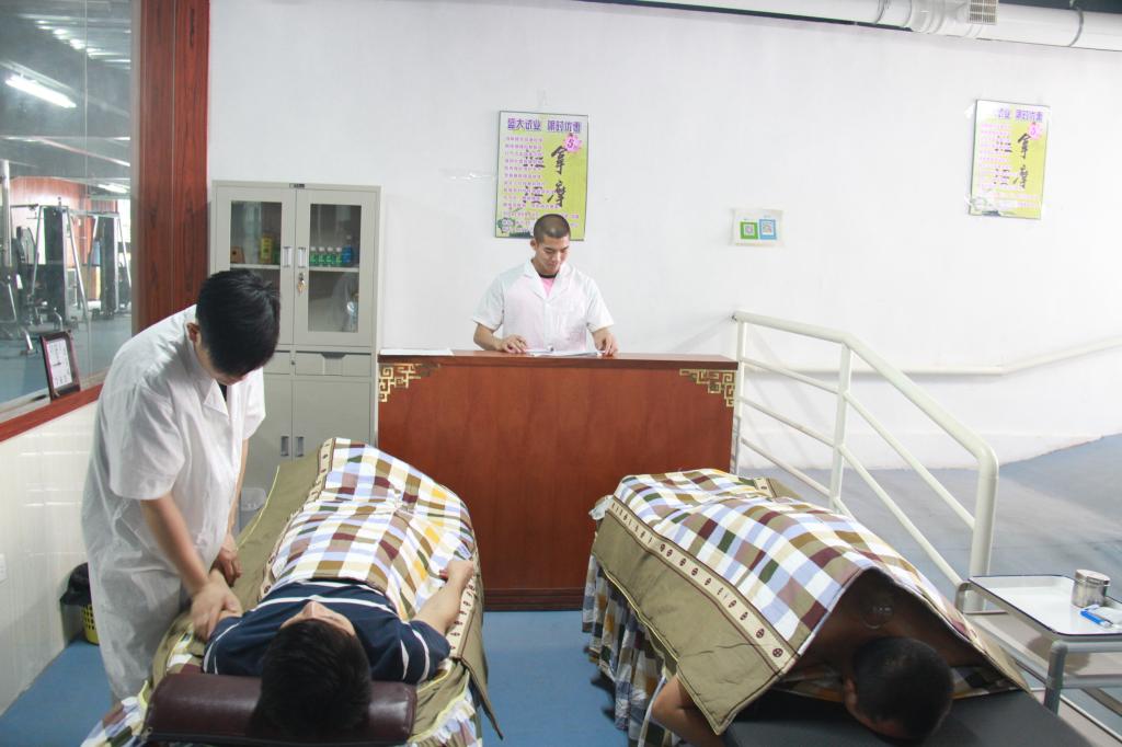 学生在校中企(模拟公司)“上班”