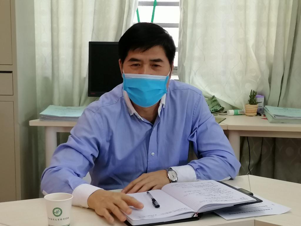 胡英清校长在指导工作