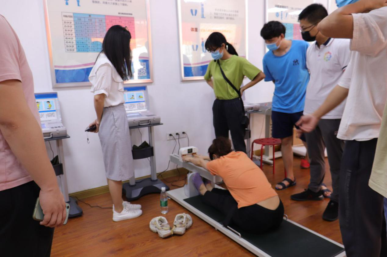 严静老师对监测技术人员进行考核