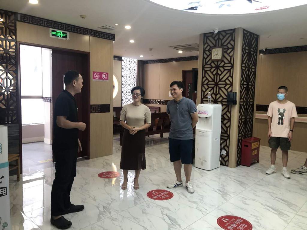 与科室领导主任亲切交谈