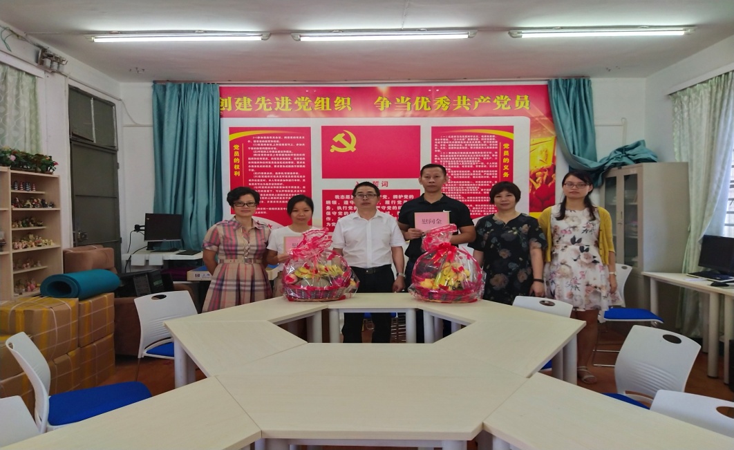 李爱民副书记和学院教师代表合照