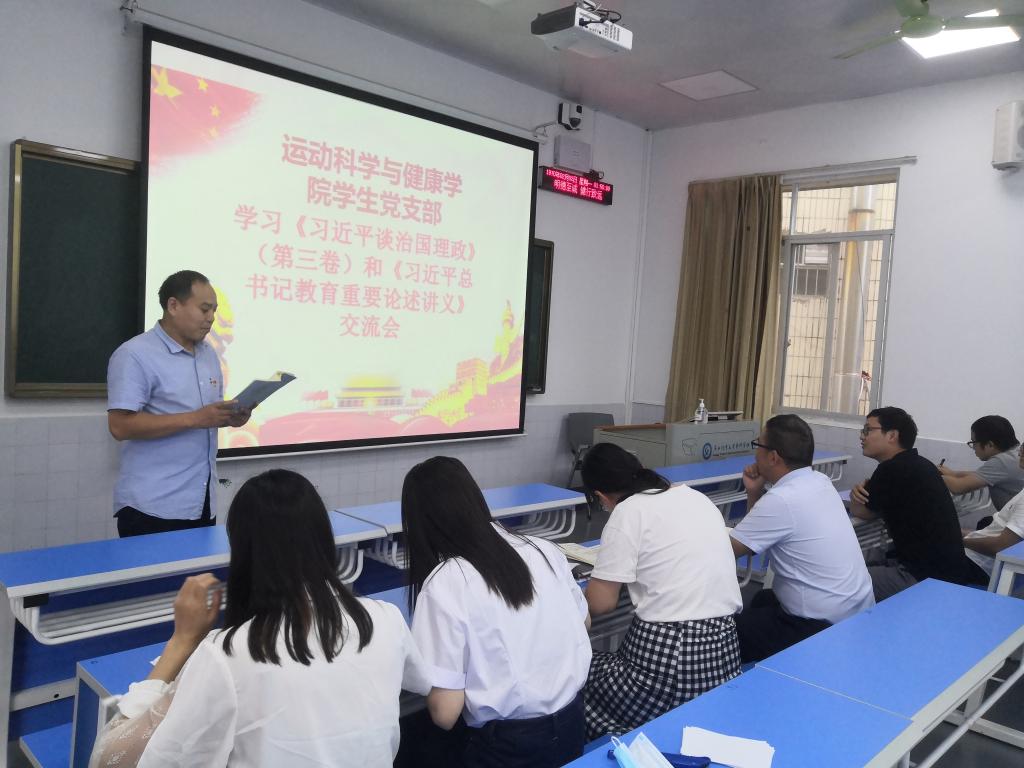 汪春杰同志宣布选举结果