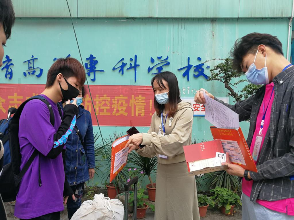 学生党支部党员志愿者检查新生入学材料