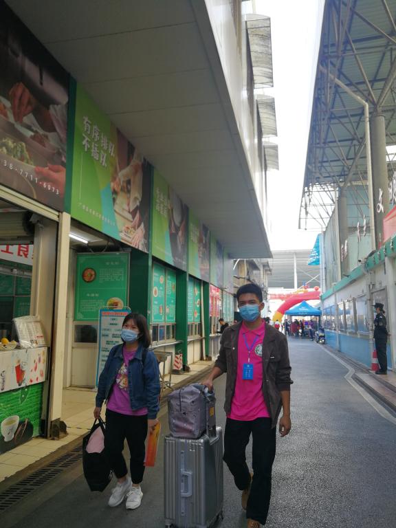 学生志愿者帮助新生搬运行李