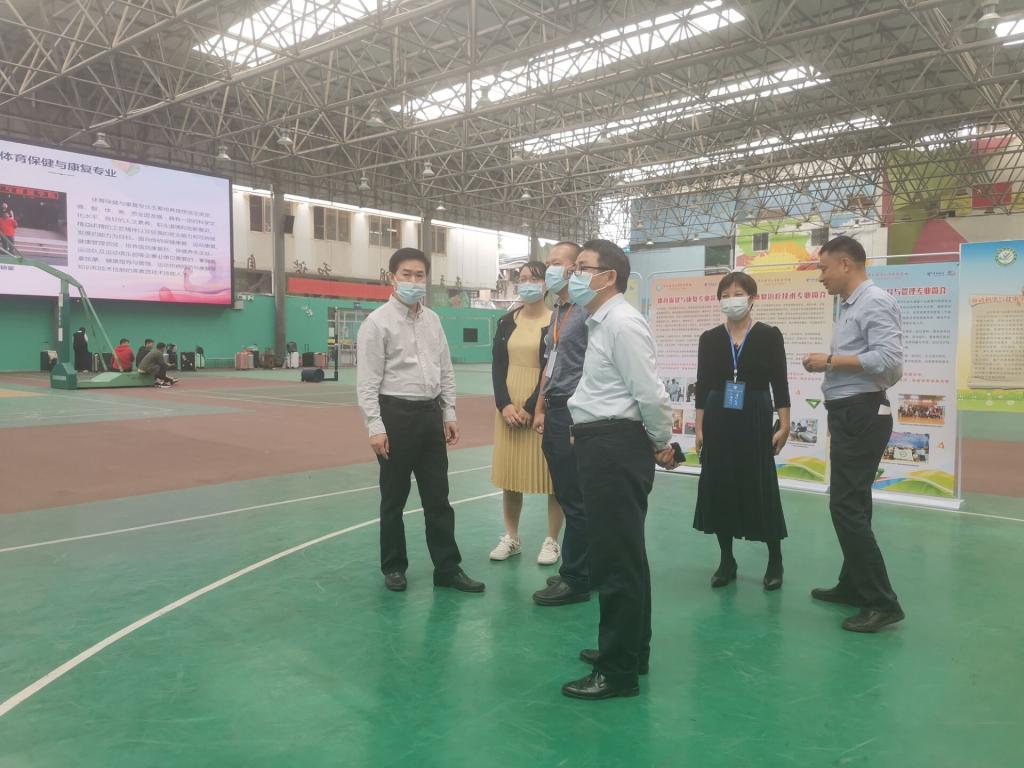 周璋斌书记一行到我院迎新大本营走访慰问