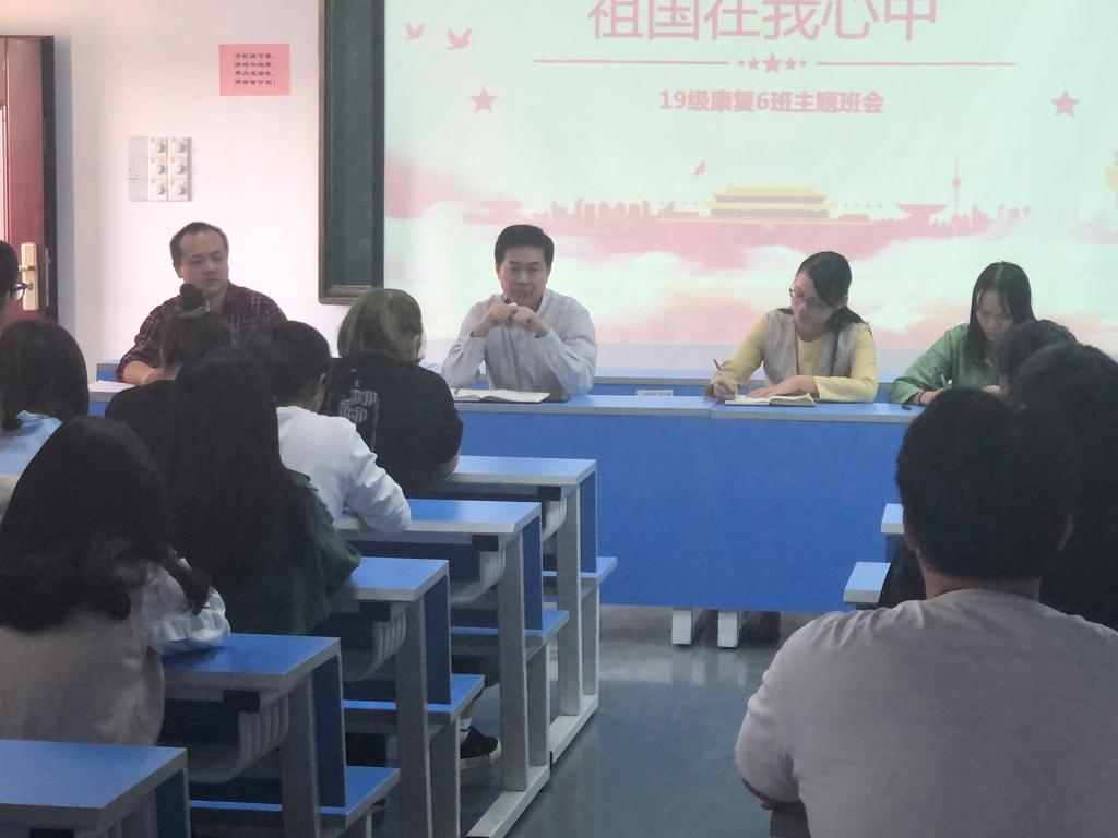 周璋斌书记与同学们亲切交流